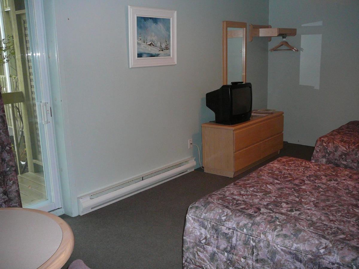 Hotel - Motel Coronet Sacre-Coeur Номер фото